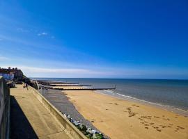 The Wave - 3 bed beach front home in Sheringham, villa in Sheringham
