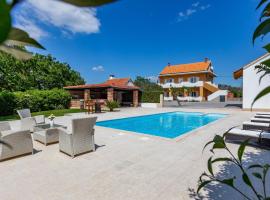 MP Luxury Holiday Home with swimming pool, hotel with parking in Zadar