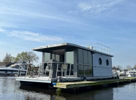 Stoere HOUSEBOAT op toplocatie!, barco en Belt-Schutsloot