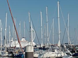 Beautiful Marina Apartment with private garden, flexible bedrooms with zip & link beds, holiday rental in Gosport
