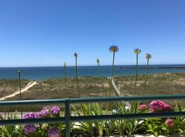 Beachfront Apartment With Sea View, apartamento em Azurara