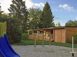 Chalet met Veranda en whirlpool gelegen in NP Drents Friese Wold, camping met zwembad