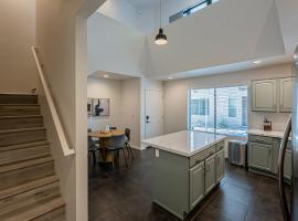 Modern 3 Bed - 3 Bath Townhouse w/ rooftop deck, hotel cerca de The Art Institute of Phoenix, Phoenix