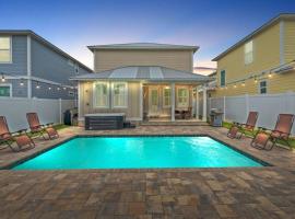 Sandy Palms - Pool & Hot Tub, 3 Min Walk to the Beach, w Golf Cart & Beach Gear，位于巴拿马城海滩的酒店