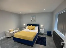 Newly refurbished 4 Bedroom House-Sleep 8-Free parking
