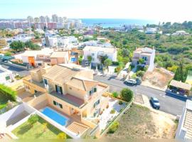 Olival Beach Villa with Pool walking distance to Beach, villa in Armação de Pêra