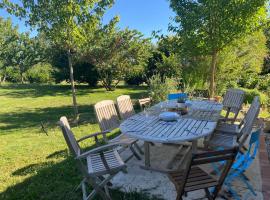 La Colline aux Licornes, bed and breakfast v destinaci Montbron