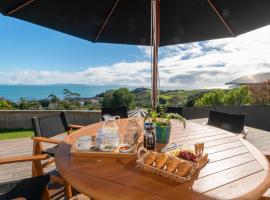 Luxury Lookout - Cable Bay Holiday Home – hotel przy plaży w mieście Cable Bay