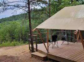 Mountain Tent Beautiful Tranquil Inspiring Tent 2, camping de luxo em Lenoir