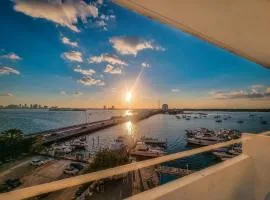 Bayfront Apartment Breathtaking Views- one bedroom w balcony- living room -Free Parking