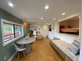 Modern Apartment w/ Private Deck & BEAUTIFUL VIEWS, apartment in Topanga