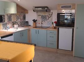 Appartement 35m2 en RDC avec terrasse，Poueyferré的有停車位的飯店