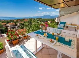APARTMENT MAGDA with a parking space and sea view