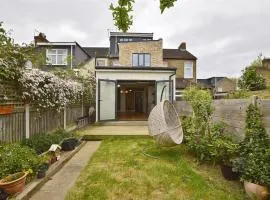 Contemporary 3 bed house with spacious garden close to Stratford & Canary Wharf