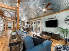 Hollmig Haus - Sleeps 12 with Hot Tub & Beauty Bar