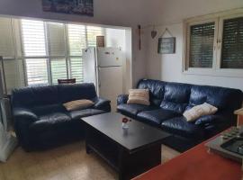 2 bedroom apartment in batiya makov, apartemen di Rechovot