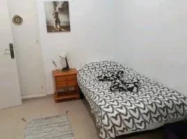 Camera privata singola in appartamento, bagno in comune, aria condizionata caldo freddo, WIFI, TV