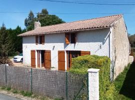 Gîte charentais, hotel amb aparcament a Gémozac