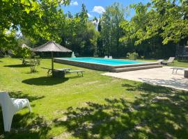 Le jardin de Jade, hotel with pools in Bédarrides