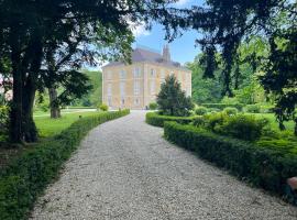 Château de Crespy & Suites, hotel con bañera de hidromasaje en Crespy-le-Neuf