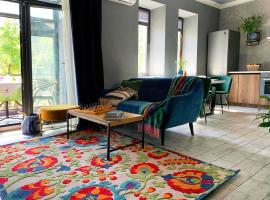 3 Rooms VIP Apartment on Metallurgov 5, Ferienunterkunft in Saporischschja