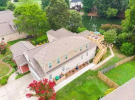 The Sky Deck 2 bed 2 bath with LR, DR, Kitchen, Laundry & Deck