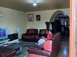 Yogi Home Stay Near Freetown Airport, semesterboende i Freetown