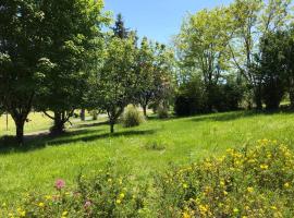 Maison 4/5 personnes avec grand jardin arboré, hotel u gradu 'Varaignes'