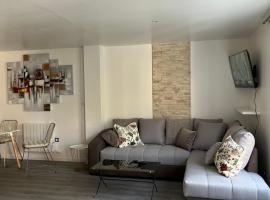 Superbe appartement au bord du canal de St Quentin – apartament w mieście Holnon