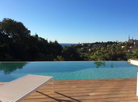 Magnifique villa vue mer dans le golfe de St-Tropez, ξενοδοχείο σε Roquebrune-sur Argens