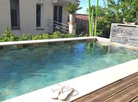 logement atypique avec jacuzzi et piscine، شقة في Carnoules