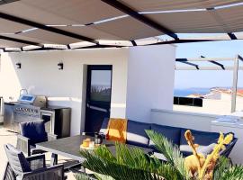 Apartment Agnes with 63 m2 Rooftop Terrace, Grill and Pool, hotel s bazenima u Okrugu Donjem