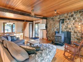 The Woodland Cabin by Instant Suites - Old Village Mont-Tremblant, villa in Mont-Tremblant