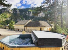 Manoir du Charme dans les Gorges du Tarn Causses LOZERE, hotel sa parkingom u gradu Quézac