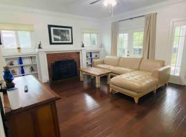 Stylish Gated 1,000sq ft 1BR + Bonus BR in WeHo private designated Garage, cabin in Los Angeles