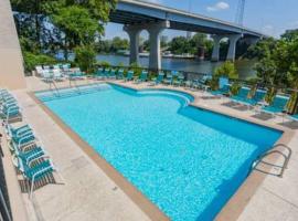 Captain's Quarters Riverfront #1、ナッシュビルのキッチン付きホテル