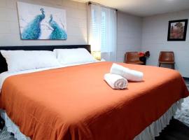 Spacious Suite Close to Downtown Indy/ King Bed, hotel in Indianapolis