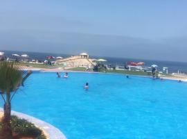 Appartement avec magnifique piscine face à la mer, hotel a Mansouria