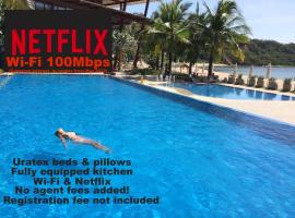Beach condos at Pico de Loro Cove - Wi-Fi & Netflix, 42-50''TVs with Cignal cable, Uratex beds & pillows, equipped kitchen, balcony, parking - guest registration fee is not included, kolmetärnihotell sihtkohas Nasugbu