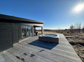 Luxury and Modern Cabin on the Golden Circle, chalet i Miðdalur