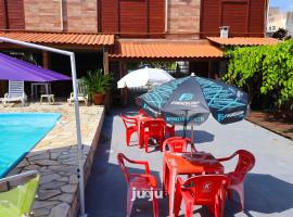 Recanto Pousada JU&JU com piscina COMPARTILHADA, guest house in Pontal do Paraná