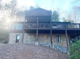 Lure Me Inn - WALK to all resort amenities, hotel with parking in Lake Lure
