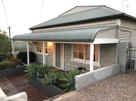 HILLSIDE HAVEN CHARMING C1920 COTTAGE Pet Friendly Sleeps 1 - 6, holiday home in Broken Hill