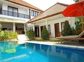 Large 4 bedroom villa w private pool near beach