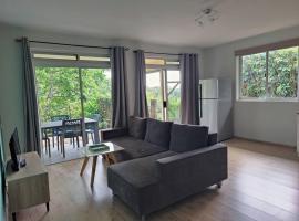 Logement cozy avec Jardin, apartman u gradu 'Arue'