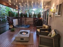 Pandanus Spa Cottage: Coolum Beach şehrinde bir villa