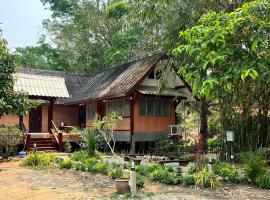 D.I.N @ทองผาภูมิ, cabin in Ban Pracham Mai Bon