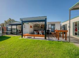 Bach Relax - Whangamata Holiday Home, pet-friendly hotel in Whangamata
