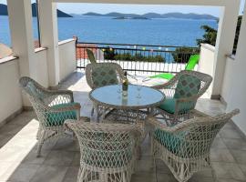 Apartmani MAI Drage 50m from the sea, hotell i Drage