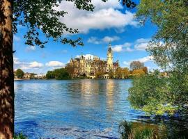 Modernes Wohnen am See, hotell i Schwerin